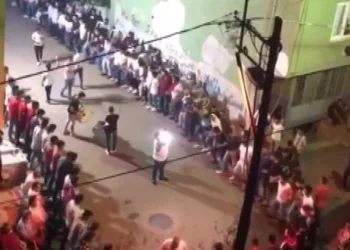 Bursa’da akılalmaz görüntü! Yüzlerce kişi halay çekti