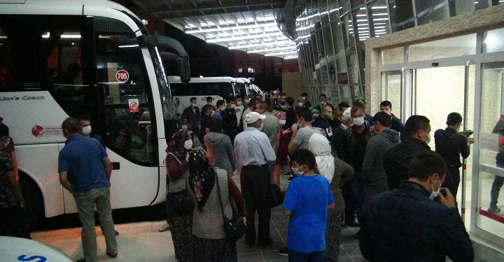 Asker uğurlamada sosyal mesafe unutuldu