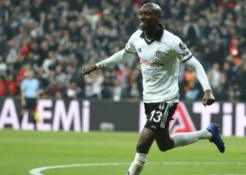 Beşiktaş, Atiba Hutchinson ile yeniden sözleşme imzaladı