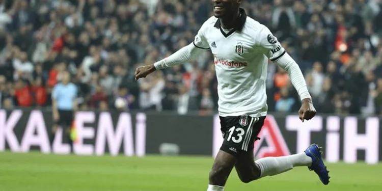 Beşiktaş, Atiba Hutchinson ile yeniden sözleşme imzaladı