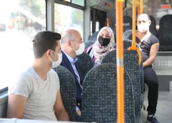 Tedbirleri inceleyen Soylu, Bakanlığa otobüsle gitti