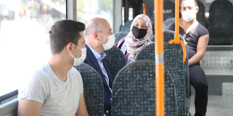 Tedbirleri inceleyen Soylu, Bakanlığa otobüsle gitti