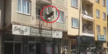 Bursa’da balkondan atlayan kadını yerdeki yatak kurtardı