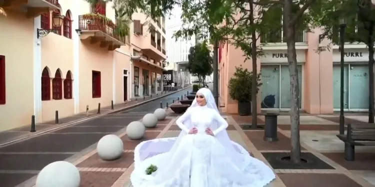 Beyrut’taki patlamaya düğün fotoğrafı çektirirken yakalandı