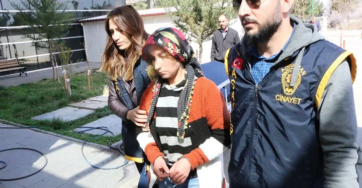 Bir günlük bebeğini, ağzını bezle kapatarak öldürdü!