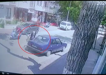 Otomobilin bisikletliye çarptığı an kamerada