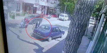 Otomobilin bisikletliye çarptığı an kamerada