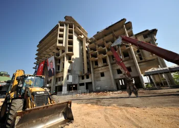 Çelik Palas arkasındaki 32 yıllık binanın yıkımı başladı