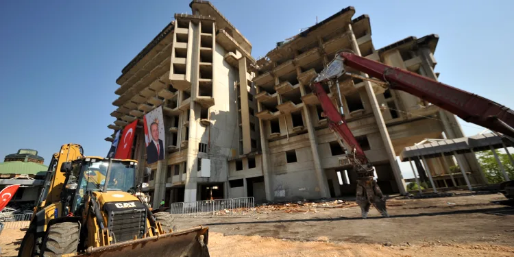 Çelik Palas arkasındaki 32 yıllık binanın yıkımı başladı