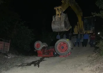 Devrilen traktörün altında kalarak öldü