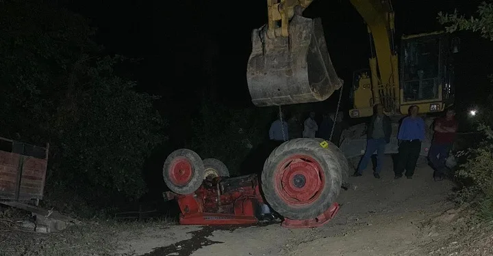 Devrilen traktörün altında kalarak öldü