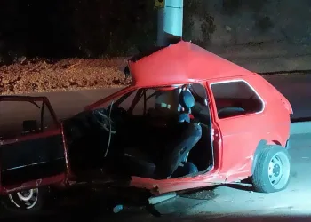 Direğe çarparak ikiye bölünen otomobilin sürücüsü öldü