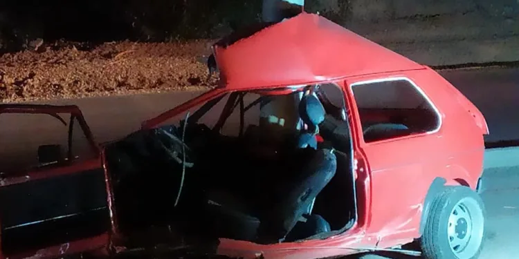 Direğe çarparak ikiye bölünen otomobilin sürücüsü öldü
