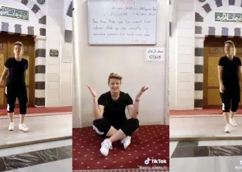Camiye ayakkabılarıyla girip video çekti