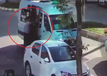 Minibüsten indirilince camı kırdı!