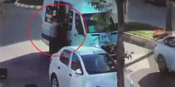 Minibüsten indirilince camı kırdı!