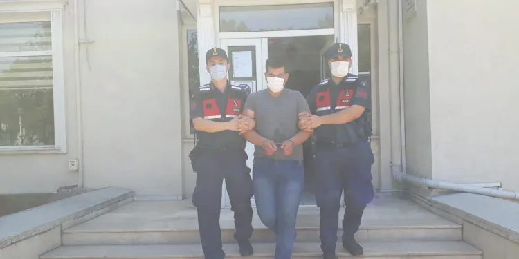 Eşine laf attığını öne sürdüğü 16 yaşındaki genci öldürdü