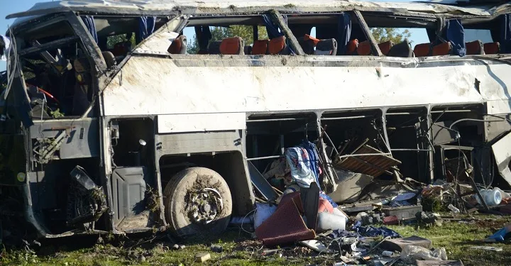İşçileri taşıyan servis devrildi: 2 ölü 12 yaralı