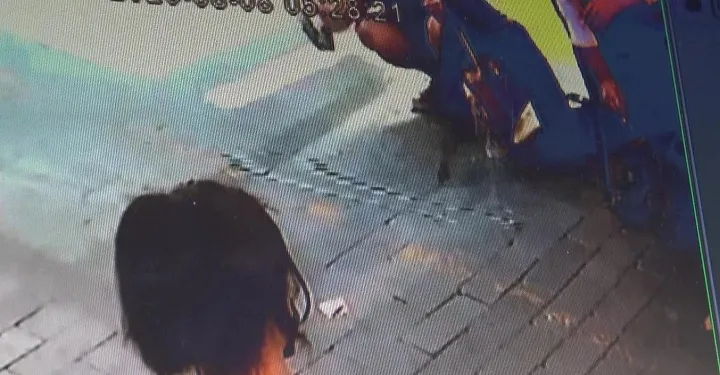 Sokak ortasında tuvaletini yaptı!