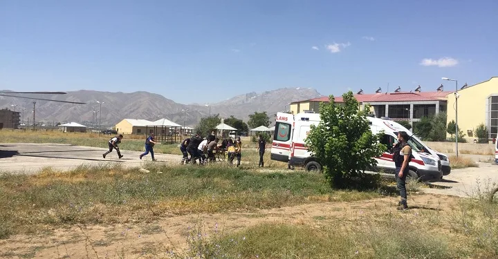 Hakkari’de bir araç uçuruma yuvarlandı: 6 ölü
