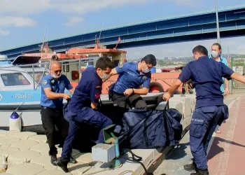 Haliç’te denizden erkek cesedi çıktı