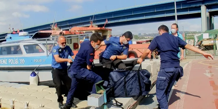 Haliç’te denizden erkek cesedi çıktı