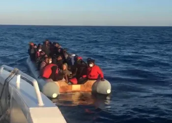 Motoru sökülen göçmen teknesi Türk karasularına itildi
