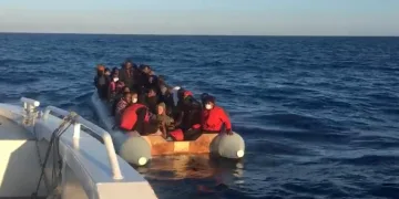 Motoru sökülen göçmen teknesi Türk karasularına itildi