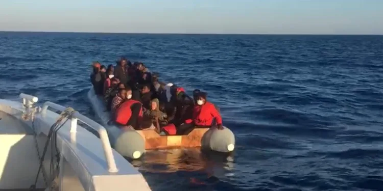 Motoru sökülen göçmen teknesi Türk karasularına itildi