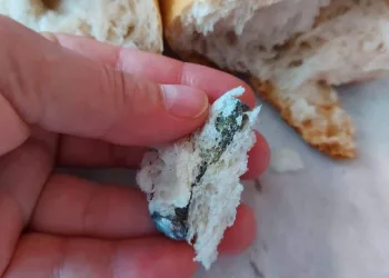 Kahvaltı için aldığı ekmekten vida çıktı