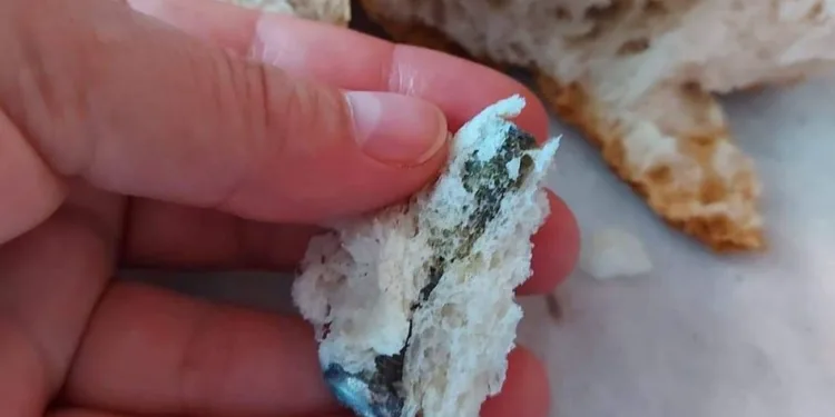 Kahvaltı için aldığı ekmekten vida çıktı
