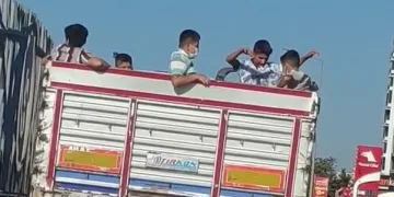 Bursa’da kamyon kasasında tehlikeli yolculuk