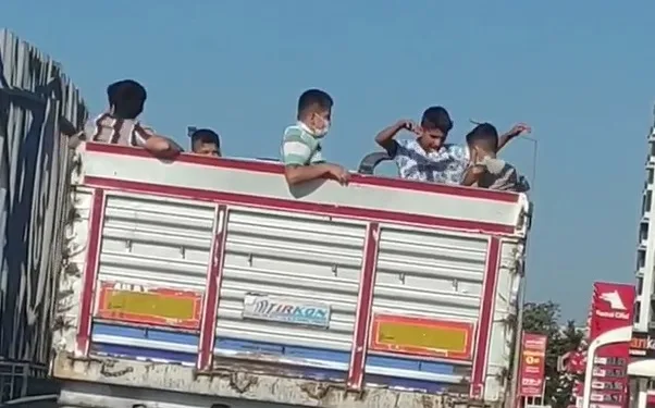Bursa’da kamyon kasasında tehlikeli yolculuk