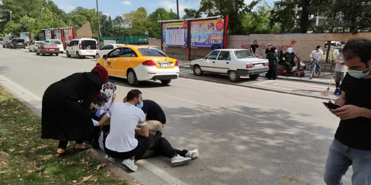 Ters yönde giden kamyonet yayaya çarptı
