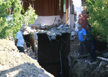 Kin yüzünden el ve ayaklarını bağlayıp foseptiğe atmış