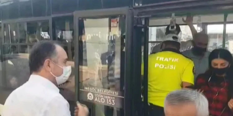 Bursa’da tıka basa dolu otobüsü kaymakam boşalttı