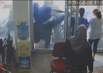 Kızına sağlık raporu vermeyen doktora saldırdı