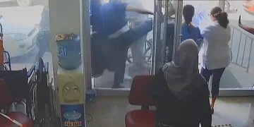 Kızına sağlık raporu vermeyen doktora saldırdı
