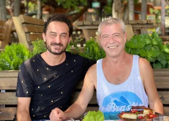 Levent Yüksel ve Tan Taşçı, tatil için İznik’i tercih etti