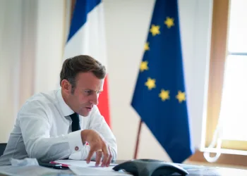 Macron: “Lübnan’ın iç işlerine karışmazsak başkaları karışacak”
