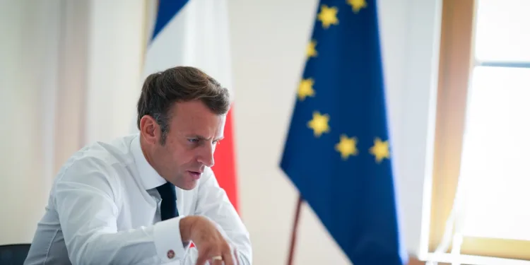 Macron: “Lübnan’ın iç işlerine karışmazsak başkaları karışacak”