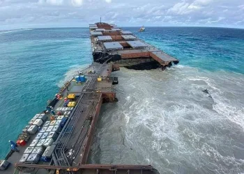Karaya oturan tanker ikiye bölündü!