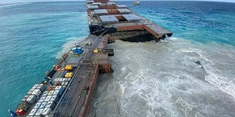 Karaya oturan tanker ikiye bölündü!