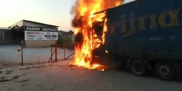 Bursa’da mobilya yüklü tır alev alev yandı