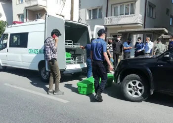 Ölü bulunan kadının boğazında bıçak yarası tespit edildi