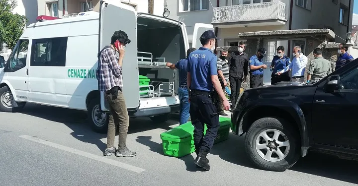 Ölü bulunan kadının boğazında bıçak yarası tespit edildi