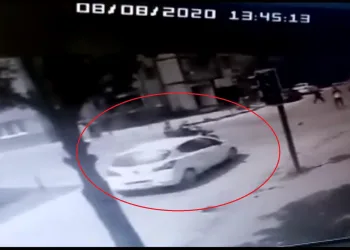 Otomobil ile bisikletin çarpışma anı kamerada