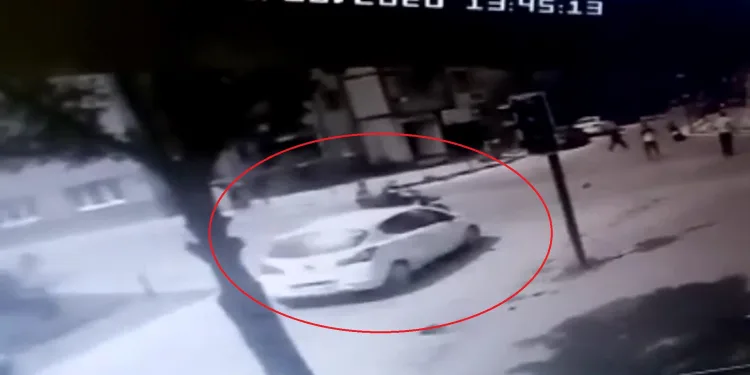 Otomobil ile bisikletin çarpışma anı kamerada
