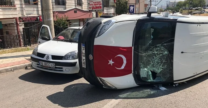 Bursa’da kaza: Yan yatan araçtaki sürücü yaralandı