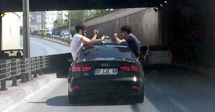 Otomobilin camından çıkıp oyun oynadılar